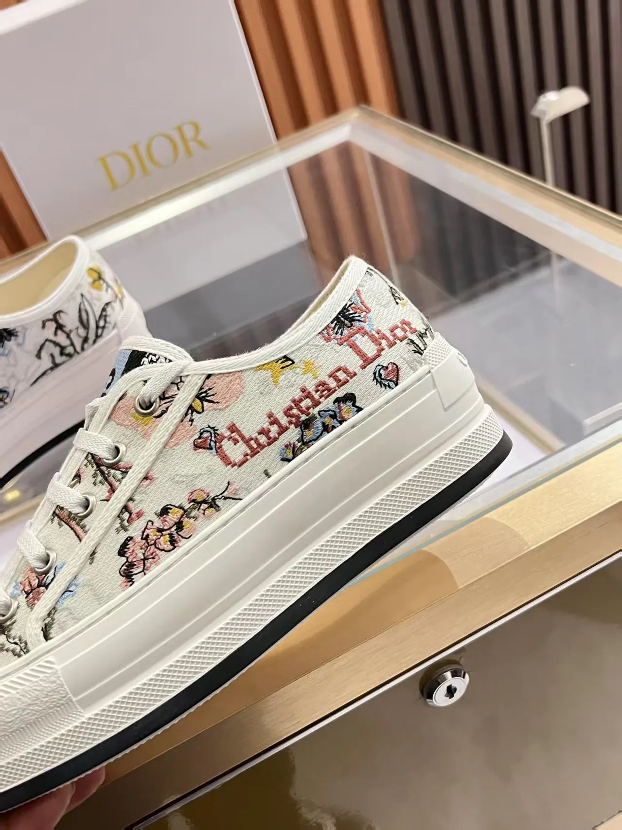 👟👟Ex-factory price 520👟👟 Walk‘n’Dior embroidered mid-top casual shoes are new in 2025. On the fashion stage, Dior embroidered shoes are the well-deserved protagonist. Delicate stitching is used on the upper, every stitch is devoted to the craftsman's efforts, and every thread is woven with artistic poetry. From complex floral patterns to smart geometric textures, embroidery is like the magic that gives shoes life, allowing them to show dynamic beauty even in static conditions.   Wearing Dior embroidered shoes feels like stepping into a dream world full of art. It is not only a pair of shoes, but also a walking piece of art that perfectly integrates fashion and culture. Whether you are strolling on the bustling city streets or attending important social occasions, Dior embroidered shoes can add unique charm to your style and become the focus of everyone's attention.   Choosing Dior embroidered shoes means choosing a persistent pursuit of quality and a unique understanding of fashion. Let it accompany you through every wonderful moment and leave your own fashion mark.  Material: Sheepskin lining, feet, silk cowhide, size 35-41, heel height 5cm